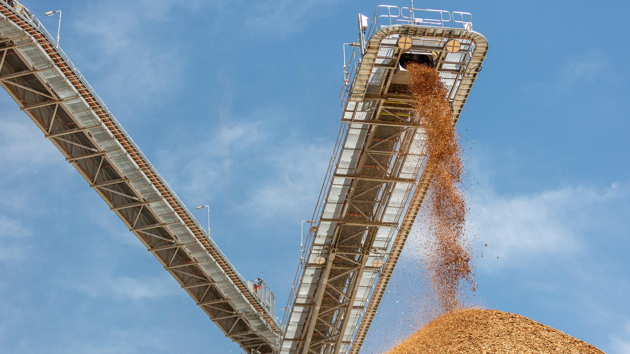 Wood chips falling from stacker reclaimer