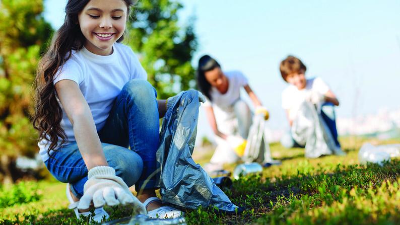 Children cleaning parklands