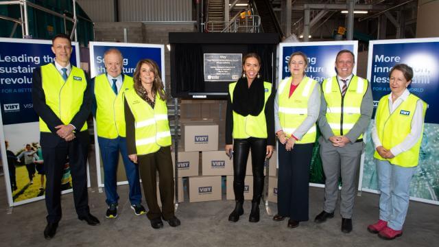 Image (from left to right): Mark De Wit, Visy CEO, Anthony Pratt, Visy Executive Chairman, Fiona Pratt, Visy Co-Owner, Heloise Pratt, Visy Co-Owner, Queensland Premier Annastacia Palaszczuk, Steven Miles, Queensland Deputy Premier and Di Farmer, Member for Bulimba opening the Gibson Island recycling facility upgrade.